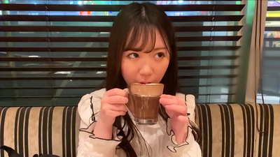 Hun er en venn som tilhørte den samme klubben på universitetet. Og hun er den mest attraktive jenta i klubben. Dette er en japansk sexy atmosfære.