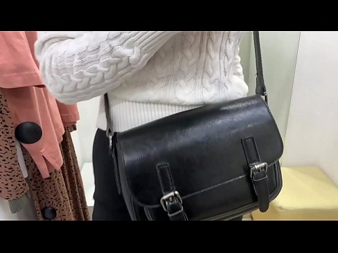 ❤️ Offentlig onani av ungtispe FeralBerry med en dildo i prøverommet ❤️ Jævla video ved no.sitevox.top ❌️❤